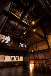 pusty pokój z dwoma krzesłami i zegarem w obiekcie Satoyama Villa Honjin - Vacation STAY 17841 w mieście Matsumoto