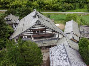 widok z góry na dom z dachem w obiekcie Satoyama Villa Honjin - Vacation STAY 17841 w mieście Matsumoto
