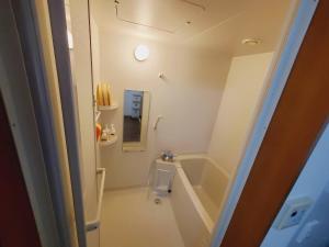 ein kleines Bad mit einer Badewanne und einem WC in der Unterkunft Corp Temma - Vacation STAY 08144v in Takayama