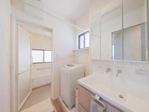 a bathroom with a sink and a washer and dryer at KUSUMARU - Vacation STAY 13707v in Ōkachi +21 photos