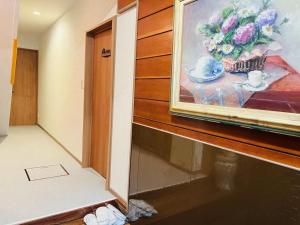 a painting of a vase of flowers on a wall at FUKUINN - Vacation STAY 19203v in Takamatsu