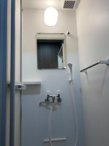弘前市にあるguest house goose - Vacation STAY 23621vの鏡と洗面台付きのシャワーを備えたバスルーム