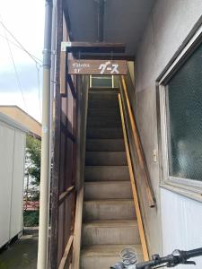 弘前市にあるguest house goose - Vacation STAY 23621vの看板のある建物へ続く階段