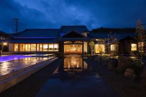 ein Haus mit Swimmingpool bei Nacht in der Unterkunft Wellis Villa Awaji - Vacation STAY 15883 in Ikuta