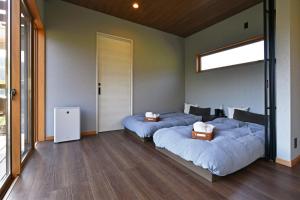 a bedroom with two beds and a window at "Bon-Mal Tree"BON-MAL TREE - Vacation STAY 20699v in Kamogawa
