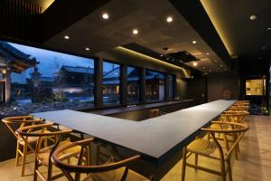 eine große Bar mit Stühlen und einem großen Tisch in der Unterkunft Wellis Villa Awaji - Vacation STAY 15883 in Ikuta