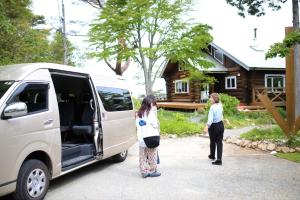 two women are standing next to a white van at Renesto aHOLIDAYHOME - Vacation STAY 27907v in Kobe +3 photos