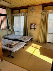 Giường trong phòng chung tại Minshuku Itoman Garigari Oshiro - Vacation STAY 25712v