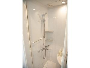 un baño con ducha y WC en Polar House Asama Terrace - Vacation STAY 30335v, en Oiwake 24 fotos más