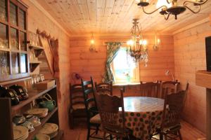 ein Esszimmer mit Tisch und Stühlen und einem Fenster in der Unterkunft Farm Log Cottage Blueberry Annabel - Vacation STAY 36333v in Ito