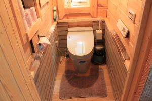 ein kleines Bad mit WC in einem kleinen Zimmer in der Unterkunft Farm Log Cottage Blueberry Annabel - Vacation STAY 36333v in Ito