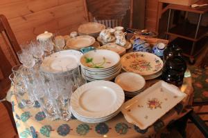 ein Tisch voller Geschirr und Gläser auf einem Tisch in der Unterkunft Farm Log Cottage Blueberry Annabel - Vacation STAY 36333v in Ito + 24 Fotos