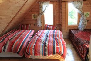 ein Schlafzimmer mit zwei Betten in einer Blockhütte in der Unterkunft Farm Log Cottage Blueberry Annabel - Vacation STAY 36333v in Ito
