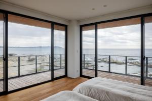 Schlafzimmer mit großen Fenstern und Meerblick in der Unterkunft Tateyama - House - Vacation STAY 14026 in Tateyama + 13 Fotos