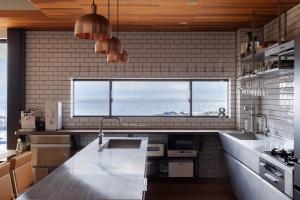 eine Küche mit einem Waschbecken und einem großen Fenster in der Unterkunft Tateyama - House - Vacation STAY 14026 in Tateyama