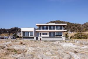 ein Haus auf einem felsigen Feld in der Unterkunft Tateyama - House - Vacation STAY 14026 in Tateyama