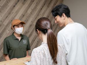 mężczyzna i kobieta w masce w obiekcie BAMBOO RESORT MIHAMA TSUNAGI - Vacation STAY 43074v w mieście Noma +15 zdjęć