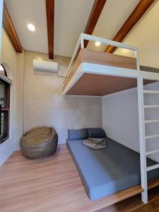 una habitación con una litera y una escalera en Balay Vicente, en Tarlac 6 fotos más