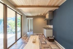 een keuken met een houten plafond en een groot raam bij STELLA SPORTS - Vacation STAY 46140v in Nishimera