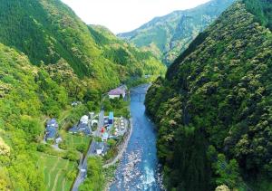 een luchtzicht op een rivier in een vallei bij STELLA SPORTS - Vacation STAY 46140v in Nishimera