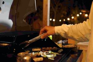 een persoon kookt eten op een grill bij STELLA SPORTS - Vacation STAY 46140v in Nishimera