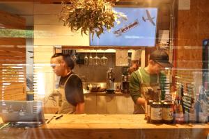 twee mannen staan achter een aanrecht in een keuken bij STELLA SPORTS - Vacation STAY 46140v in Nishimera +18 foto's