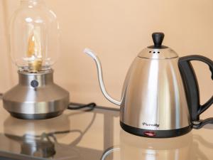 a tea kettle and a blender on a counter at BAMBOO RESORT MIHAMA TSUNAGI - Vacation STAY 43006v in Noma