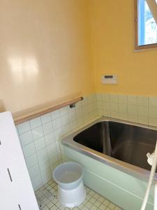 ein Badezimmer mit Badewanne und Toilette in der Unterkunft Seagull voyage - Vacation STAY 43030v in Hiki + 30 Fotos