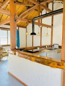 eine Küche mit Spüle und Arbeitsplatte in der Unterkunft Seagull voyage - Vacation STAY 43030v in Hiki