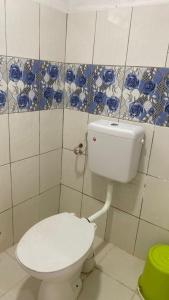 Ένα μπάνιο στο Capital O 91189 Chalet Asyuk Maju