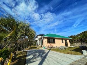a small house with a green roof on a street at Twilight Villa Onjuku - Vacation STAY 52776v in Iwada