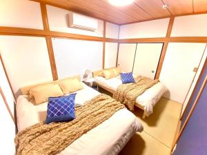a room with two beds in a room with windows at Marina HOUSE Onjuku - Vacation STAY 14125 in Iwada