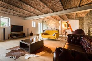 L'atelier في Hestreux: غرفة معيشة مع أريكة وتلفزيون