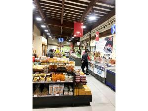 Ein Mann steht im Gang eines Lebensmittelladens in der Unterkunft Oasis Wadaura - Vacation STAY 67404v in Kamogawa