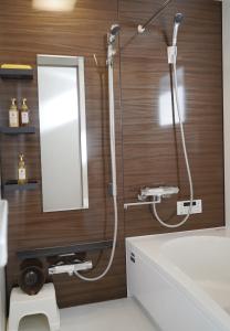 ein Badezimmer mit Dusche, Waschbecken und Spiegel in der Unterkunft Villa Sanmado Panorama BBQ Bonfire Fuji view Annov - Vacation STAY 59398v in Fujikawaguchiko + 23 Fotos