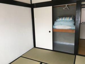 ein Zimmer mit einem Schrank und einem Bett darin in der Unterkunft Oasis Wadaura - Vacation STAY 67404v in Kamogawa + 57 Fotos