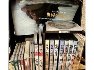 a shelf full of books on a book shelf at Oasis Wadaura - Vacation STAY 85735v in Kamogawa