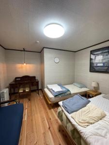 ein Zimmer mit 2 Betten und einem Klavier darin in der Unterkunft brompton tabinoyado - Vacation STAY 67353v in Awa