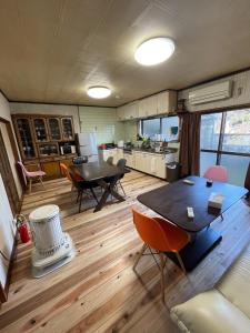eine Küche und ein Wohnzimmer mit Tisch und Stühlen in der Unterkunft brompton tabinoyado - Vacation STAY 67353v in Awa