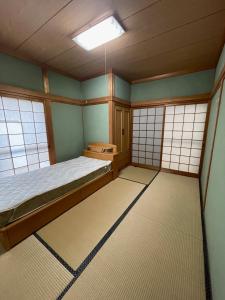 a room with a bed and two windows at brompton tabinoyado - Vacation STAY 66538v in Awa