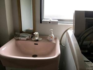 a white sink in a bathroom with a window at Oasis Wadaura - Vacation STAY 85711v in Kamogawa