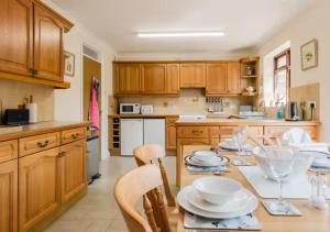 Kuchyň nebo kuchyňský kout v ubytování Beautiful 3 Bedroom Home in Worcestershire