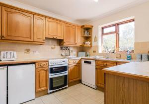 Kuchyň nebo kuchyňský kout v ubytování Beautiful 3 Bedroom Home in Worcestershire + 11 fotografií