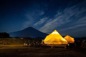 zwei Zelte und Fahrräder, die nachts auf einem Feld geparkt sind in der Unterkunft Mt, FUJI SATOYAMA VACATION - Vacation STAY 85277v in Kami-ide