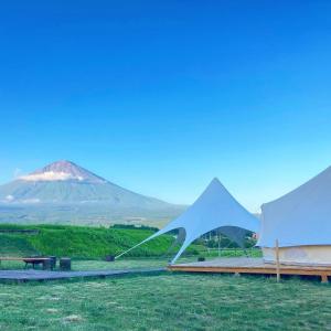 Zwei weiße Zelte vor einem Berg im Hintergrund in der Unterkunft Mt, FUJI SATOYAMA VACATION - Vacation STAY 85277v in Kami-ide + 8 Fotos