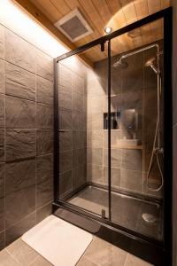 eine Dusche mit Glastür im Badezimmer in der Unterkunft Mt, FUJI SATOYAMA VACATION - Vacation STAY 85278v in Kami-ide