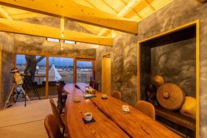 ein großer Holztisch in einem Raum mit einer Kamera in der Unterkunft Mt, FUJI SATOYAMA VACATION - Vacation STAY 85278v in Kami-ide + 16 Fotos