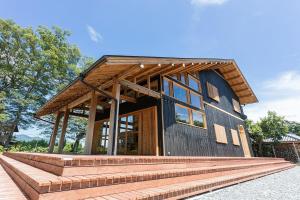 ein Haus mit einem Walmdach in der Unterkunft Private resort Hibiki no Yado & Mori - Vacation STAY 85306v in Sato-moriya + 6 Fotos