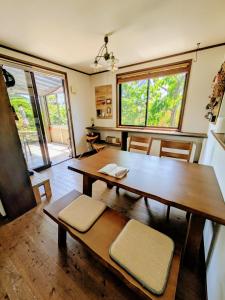 菊川市にあるyadoru-i-to-ko-to - Vacation STAY 14261の木製のテーブルと椅子のあるダイニングルーム