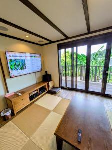 菊川市にあるyadoru-i-to-ko-to - Vacation STAY 14261のリビングルーム(薄型テレビ、テーブル付)